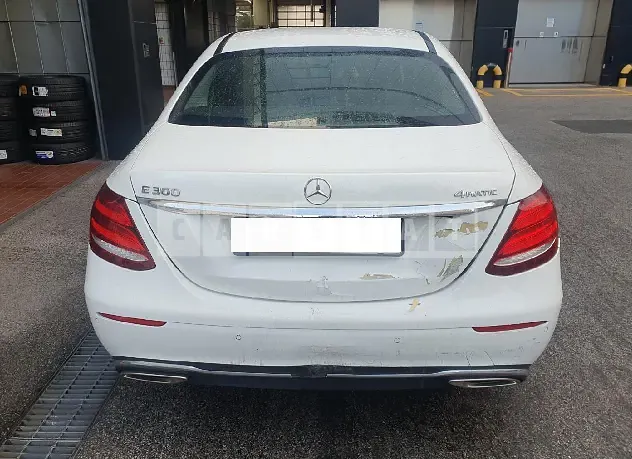Photo 2 of 20: 2018 Mercedes-Benz E 200, VIN WDDZF4CB4JA424437 — Korean insurance auction