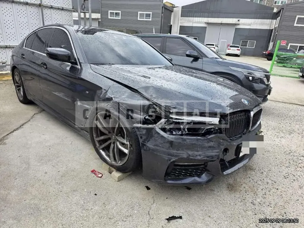 Photo 2 of 13: 2020 BMW 520i M Sport Package — Korean insurance auction