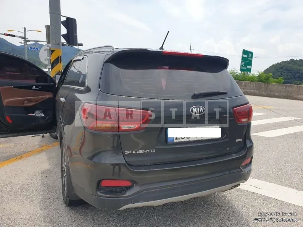 Photo 2 of 11: 2018 Kia Sorento, VIN KNAPS81ABJA411230 — Korean insurance auction