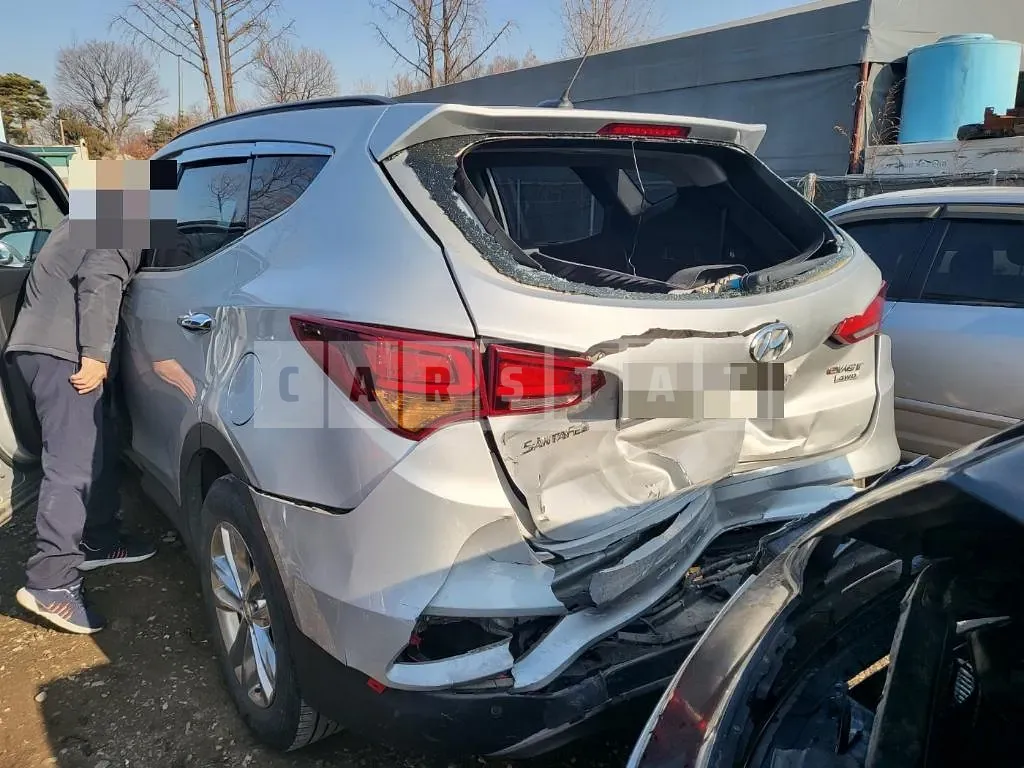 Photo 2 of 7: 2016 Hyundai Santa Fe 2.0 (4WD), VIN KMHSW81UDGU665943 — Korean insurance auction