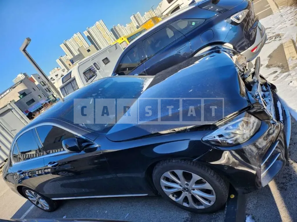 Photo 2 of 6: 2017 Mercedes-Benz E220 d 4Matic, VIN WDDZF0FB8HA286254 — Korean insurance auction