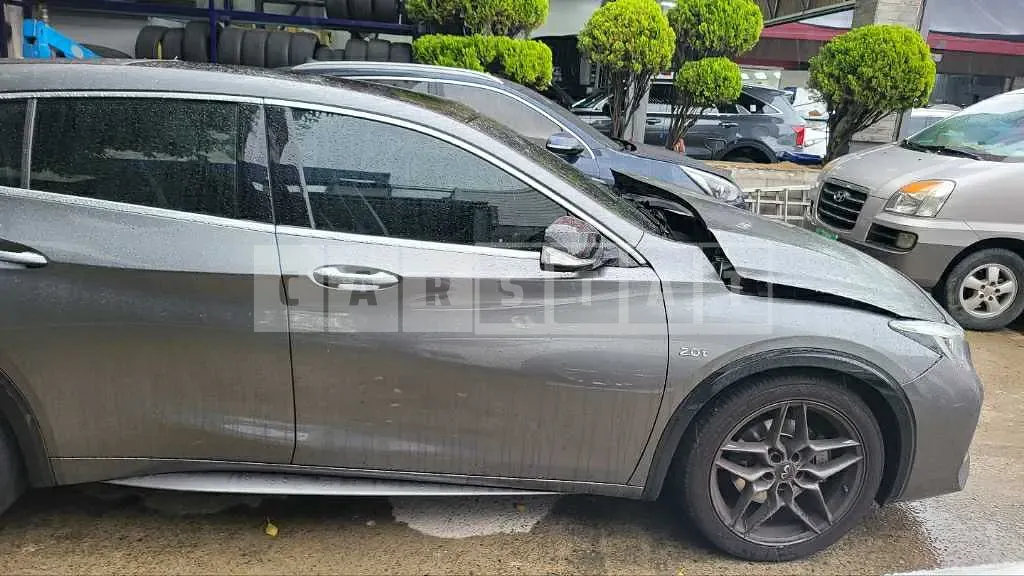 Photo 2 of 8: 2017 Infiniti Q30, VIN SJKCH53E7HA057504 — Korean insurance auction