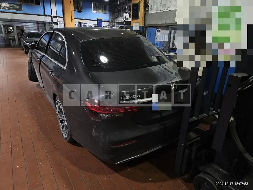 Photo 2 of 26: 2022 Mercedes-Benz E220 d 4Matic — Korean insurance auction