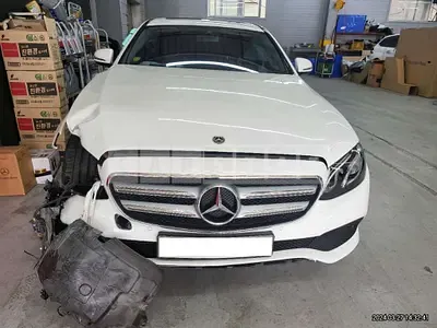 Photo 1 of 50: 2018 Mercedes-Benz E 200, VIN WDDZF4CB8JA441791 — Korean insurance auction