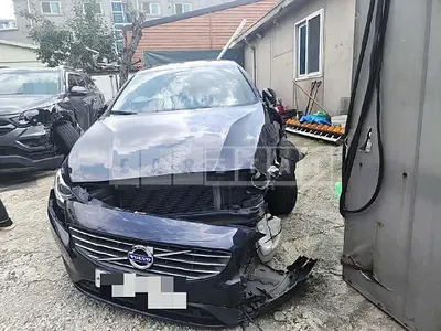 Photo 1 of 17: 2015 Volvo S60D3, VIN YV1FS79B0G2401490 — Korean insurance auction