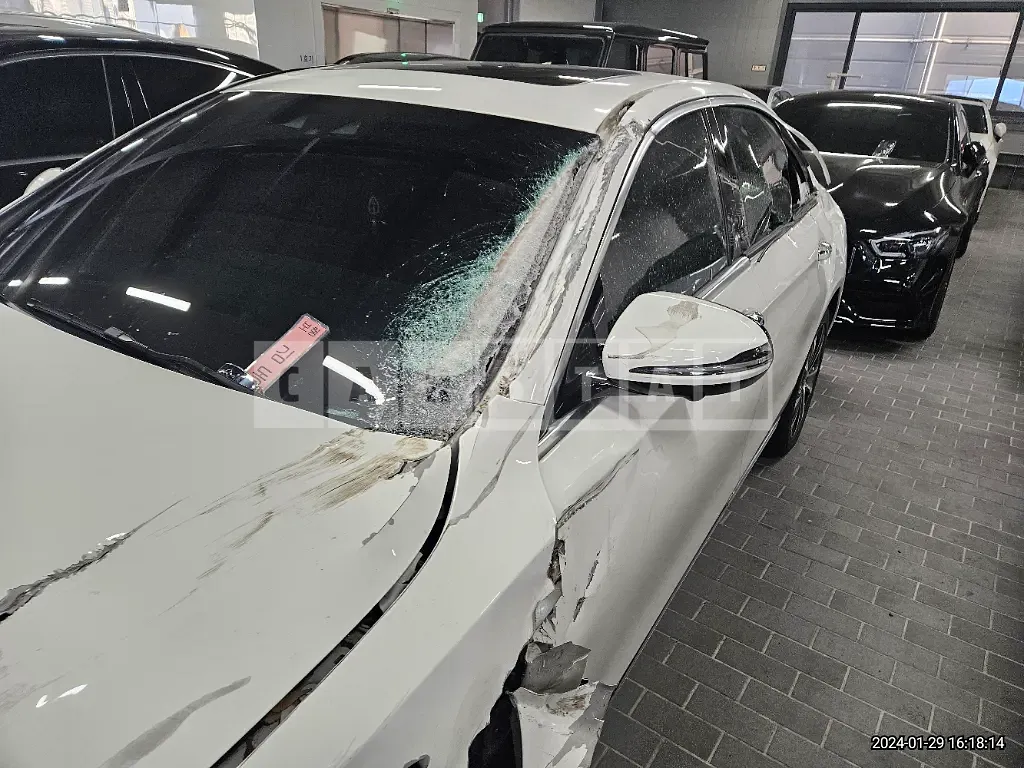 Photo 2 of 47: 2021 Mercedes-Benz E300e 4Matic, VIN W1KZF5EBXMA886038 — Korean insurance auction