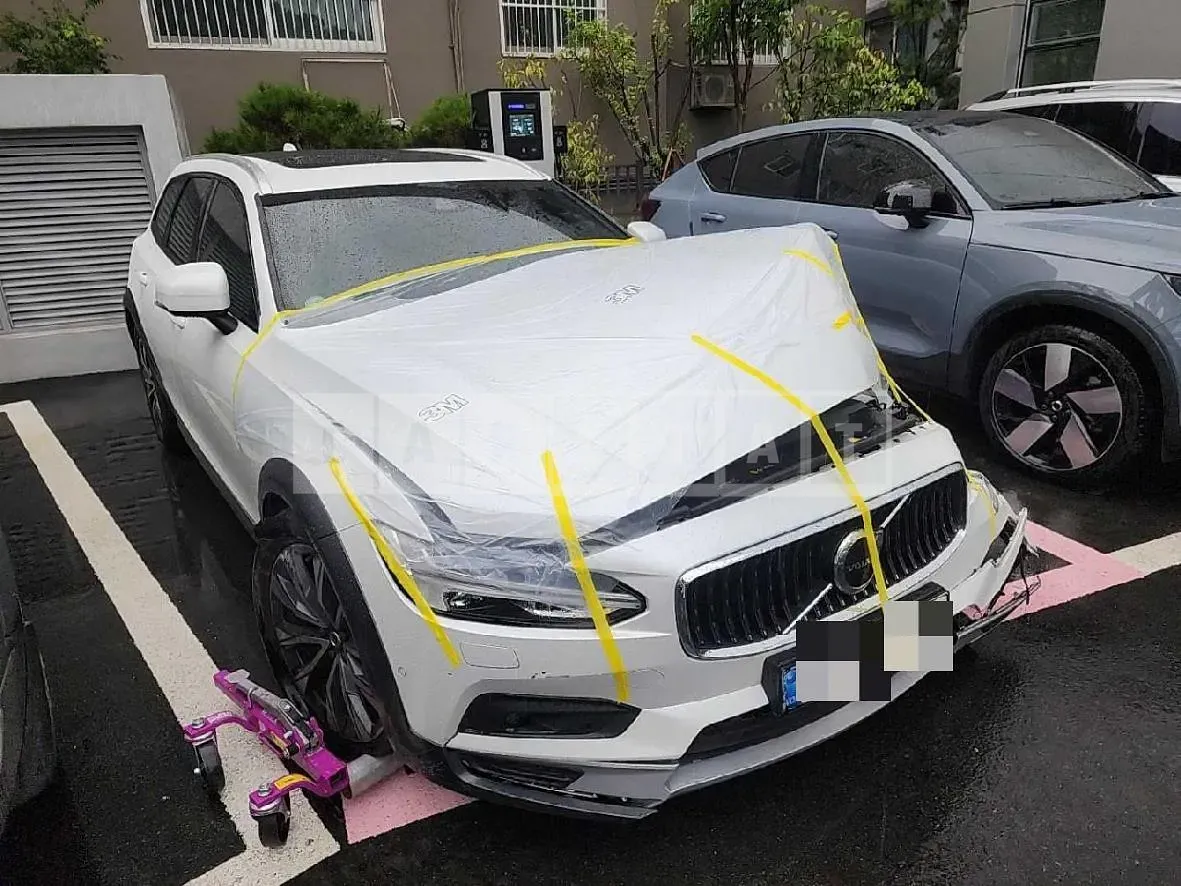 Photo 2 of 12: 2021 Volvo V90CCB5 AWD — Korean insurance auction