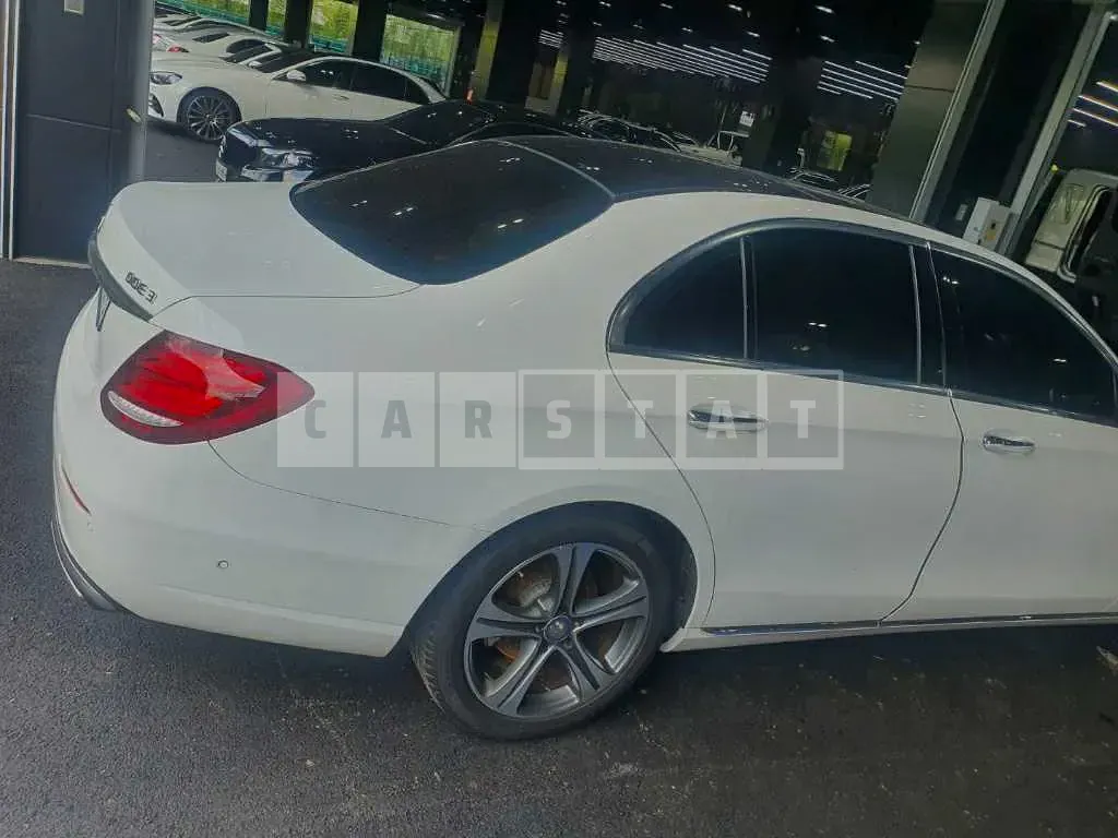 Photo 2 of 9: 2017 Mercedes-Benz E 300 4Matic, VIN WDDZF4KB3HA090171 — Korean insurance auction