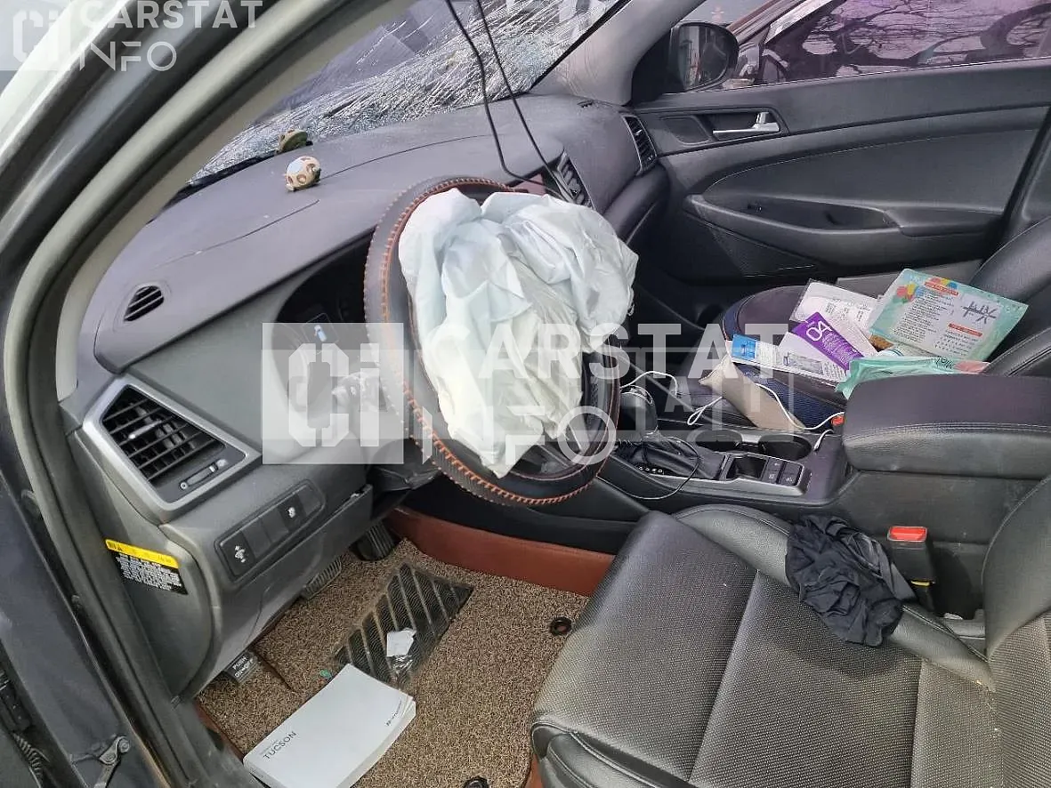 Photo 2 of 15: 2016 Hyundai Tucson 1.7, VIN KMHJ3815GHU368265 — Korean insurance auction