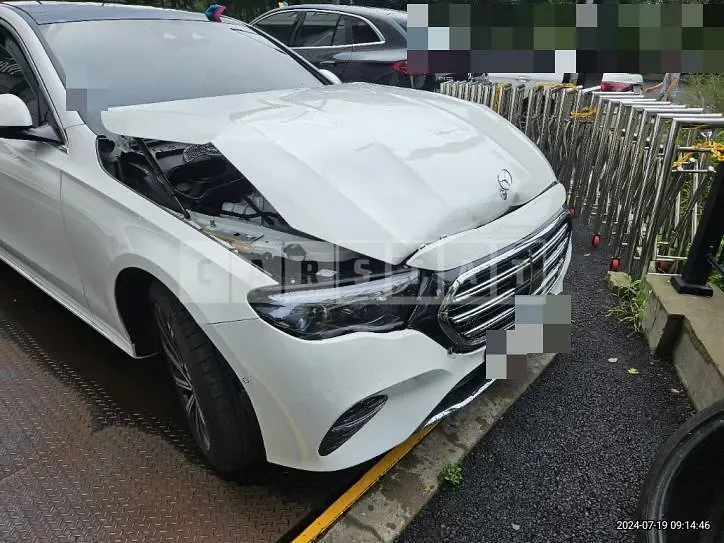 Photo 2 of 25: 2024 Mercedes-Benz E300 4Matic — Korean insurance auction