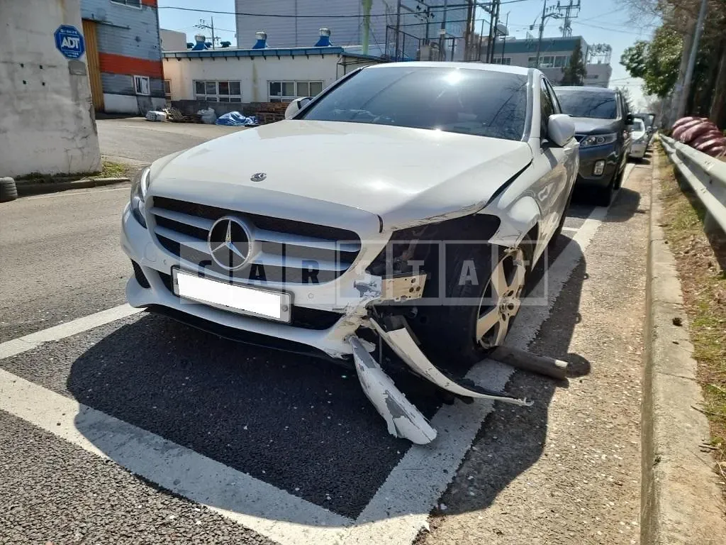 Photo 2 of 37: 2017 Mercedes-Benz C200 d, VIN WDDWF3HB6HR301370 — Korean insurance auction
