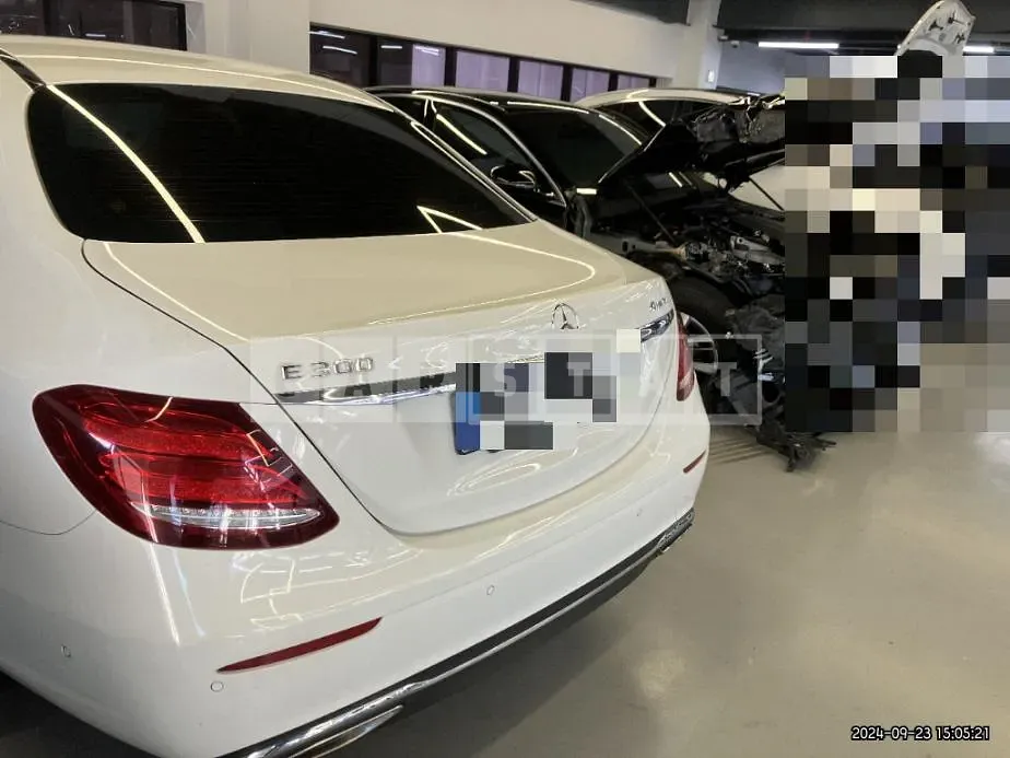 Photo 2 of 29: 2019 Mercedes-Benz E300 — Korean insurance auction