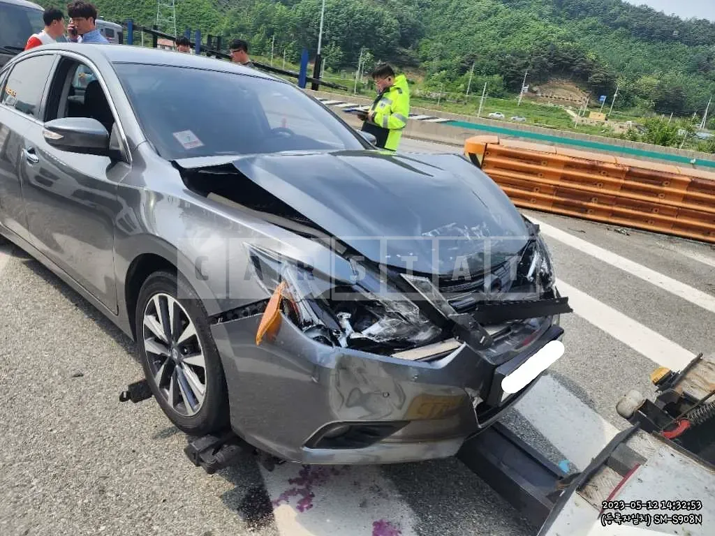 Photo 2 of 11: 2017 Nissan Altima 2.5, VIN 1N4AL3AP2HC180560 — Korean insurance auction