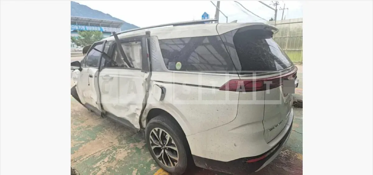 Photo 2 of 10: 2020 Kia Carnival 9-Seater 2.2 — Korean insurance auction