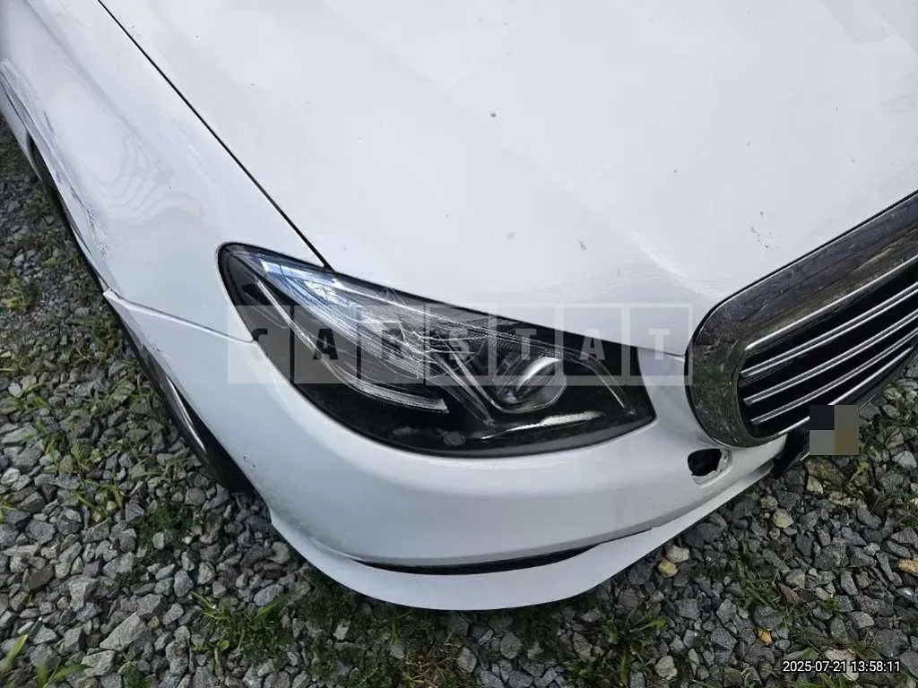 Photo 2 of 18: 2017 Mercedes-Benz E220 d — Korean insurance auction