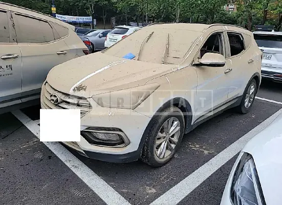Photo 2 of 6: 2017 Hyundai Santa Fe, VIN KMHSW81UBHU723295 — Korean insurance auction