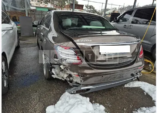 Photo 2 of 18: 2017 Mercedes-Benz E220d 4Matic — Korean insurance auction