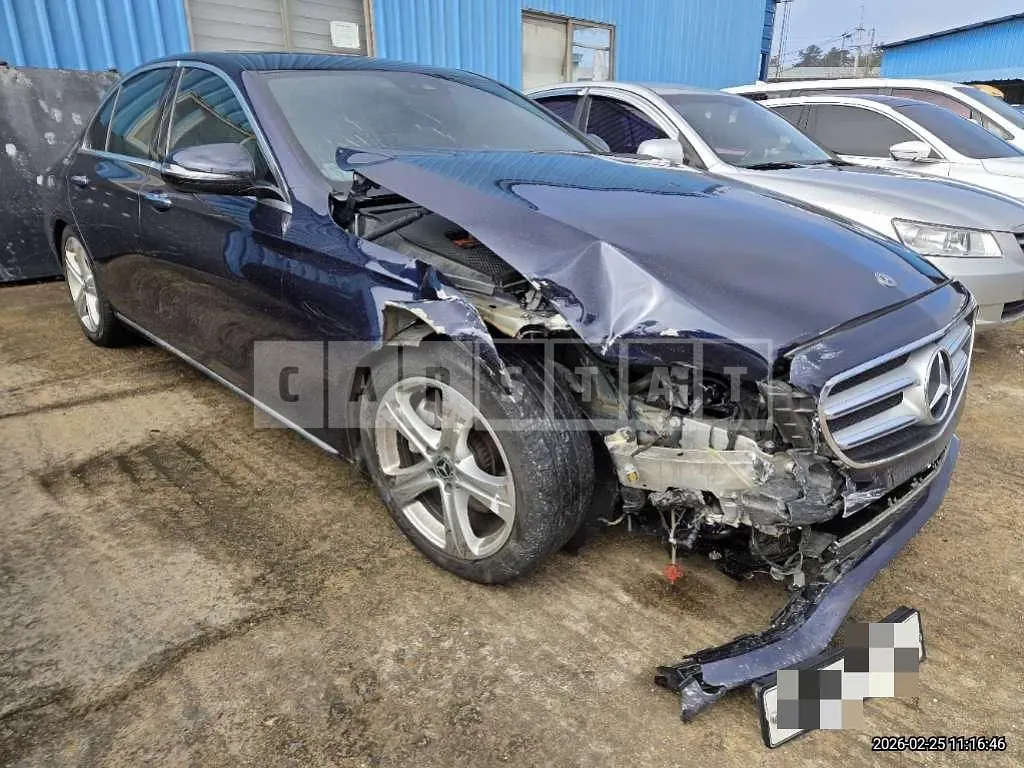 Photo 2 of 15: 2018 Mercedes-Benz E200 — Korean insurance auction