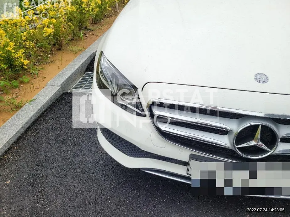 Photo 2 of 61: 2017 Mercedes-Benz E220 d 4Matic — Korean insurance auction