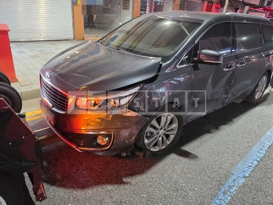 Photo 2 of 13: 2016 Kia Carnival Limousine — Korean insurance auction