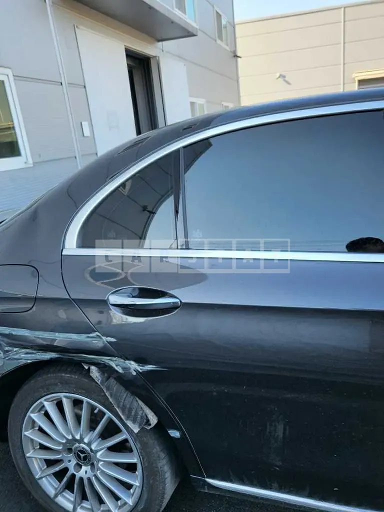 Photo 2 of 29: 2021 Mercedes-Benz E220 d 4Matic, VIN W1KZF0FB2MA994350 — Korean insurance auction