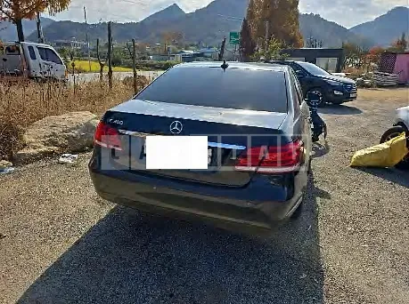 Photo 2 of 15: 2016 Mercedes-Benz E 300 — Korean insurance auction