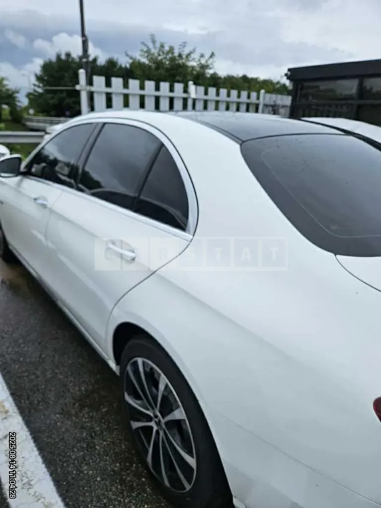 Photo 2 of 26: 2019 Mercedes-Benz E 300 e — Korean insurance auction