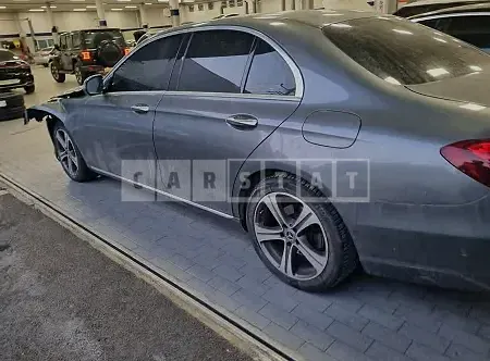 Photo 2 of 7: 2019 Mercedes-Benz E 300, VIN WDDZF4JB0KA677243 — Korean insurance auction