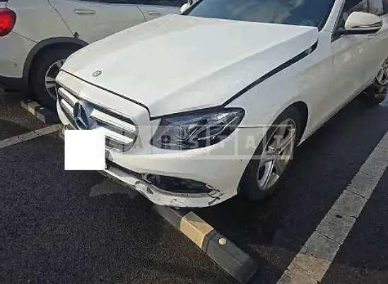 Photo 2 of 24: 2017 Mercedes-Benz E220d — Korean insurance auction