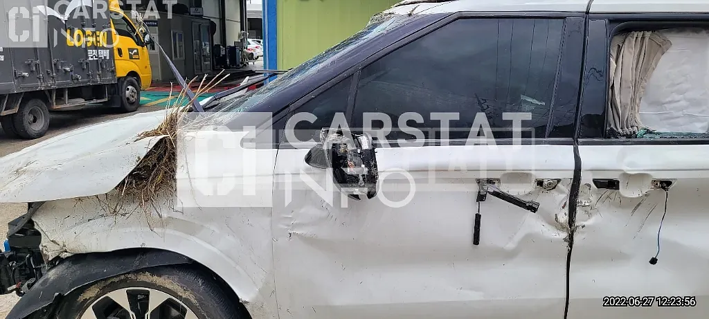 Photo 2 of 16: 2021 Kia Carnival, VIN KNANE81BBMS077214 — Korean insurance auction