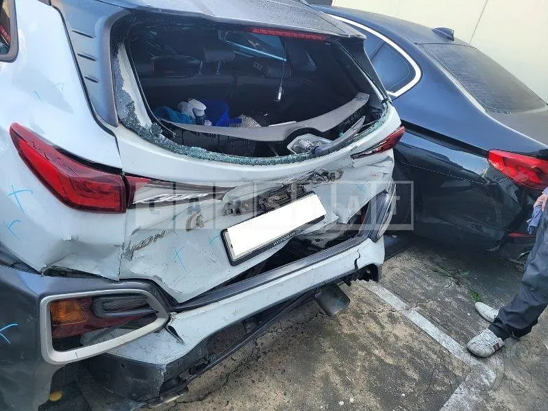 Photo 2 of 31: 2017 Hyundai Kona, VIN KMHK7815GJU016486 — Korean insurance auction