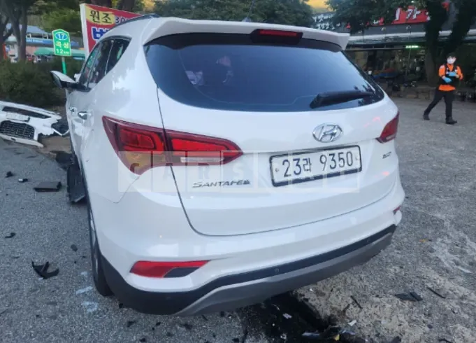 Photo 2 of 5: 2016 Hyundai Santa Fe, VIN KMHSW81UBGU645864 — Korean insurance auction