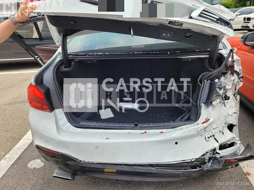 Photo 2 of 46: 2020 BMW 520i M Sport Package, VIN WBAJK9103LCE88154 — Korean insurance auction