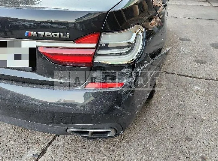 Photo 2 of 33: 2018 BMW M760Li xDrive, VIN WBA7H6101JB245773 — Korean insurance auction