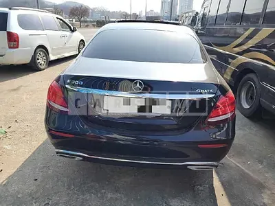 Photo 1 of 25: 2018 Mercedes-Benz E300 4Matic, VIN WDDZF4KB7KA558409 — Korean insurance auction