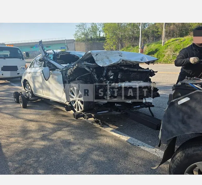 Photo 2 of 17: 2019 Mercedes-Benz E220 d 4Matic — Korean insurance auction