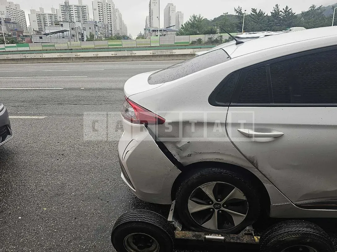 Photo 2 of 10: 2018 Hyundai IONIQ, VIN KMHC851HFJU027877 — Korean insurance auction