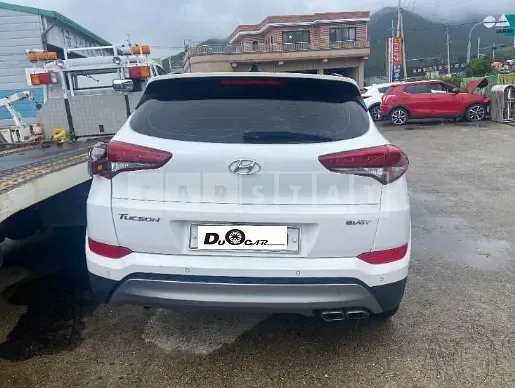 Photo 2 of 36: 2017 Hyundai Tucson, VIN KMHJ581ABHU220419 — Korean insurance auction