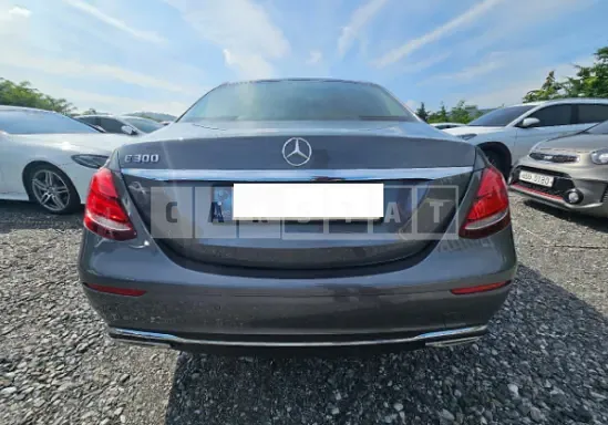 Photo 2 of 9: 2017 Mercedes-Benz E 300 — Korean insurance auction