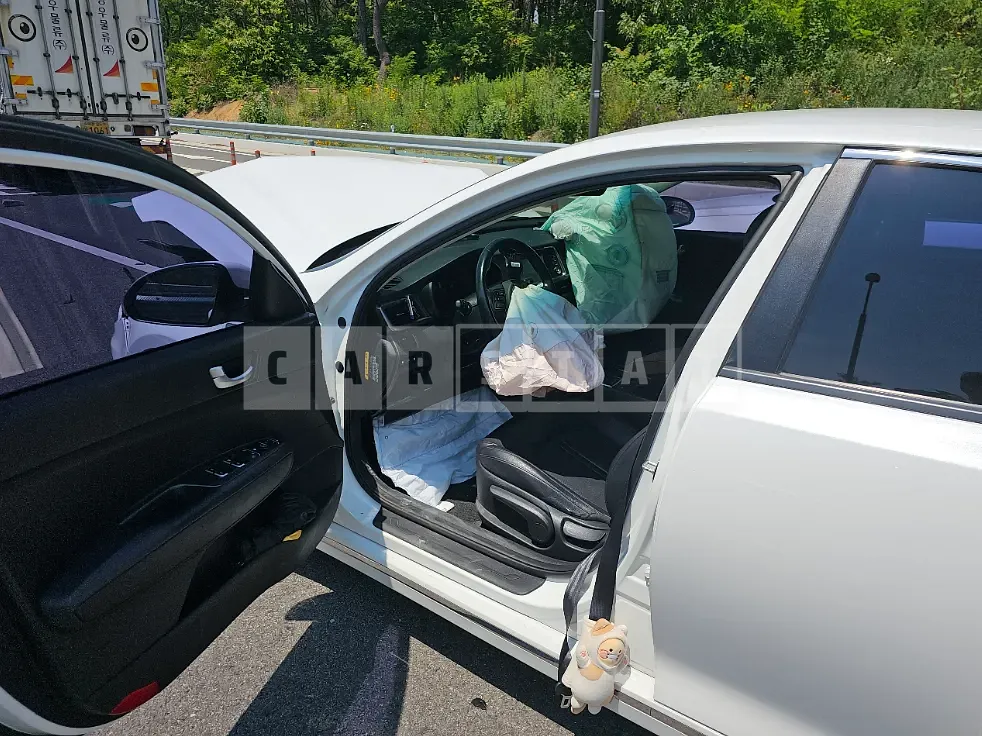 Photo 2 of 7: 2017 Kia K5 — Korean insurance auction