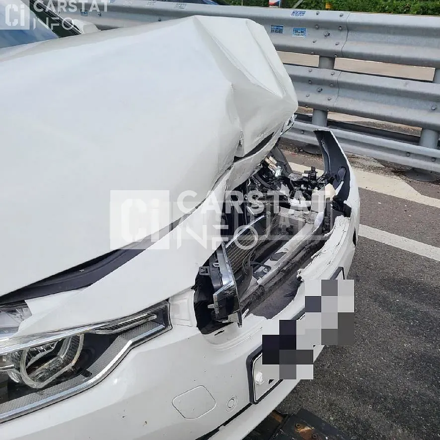 Photo 2 of 3: 2017 BMW 320d, VIN WBA8C5103HA068463 — Korean insurance auction