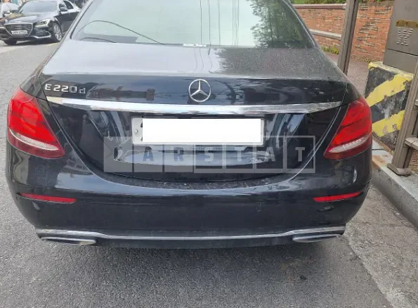 Photo 2 of 26: 2017 Mercedes-Benz E220d — Korean insurance auction