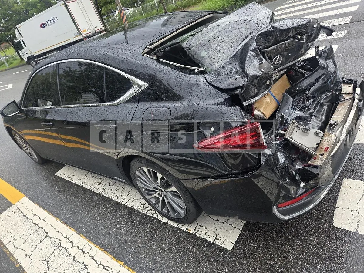 Photo 2 of 8: 2018 Lexus ES300h — Korean insurance auction