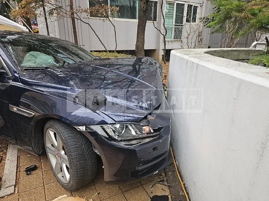 Photo 2 of 15: 2017 Jaguar XE 20d, VIN SAJAA4BN8HA962586 — Korean insurance auction
