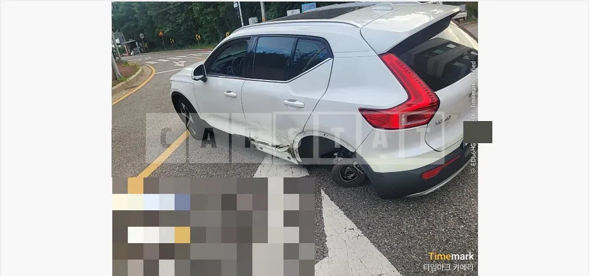 Photo 2 of 17: 2024 Volvo XC40B4 AWD — Korean insurance auction