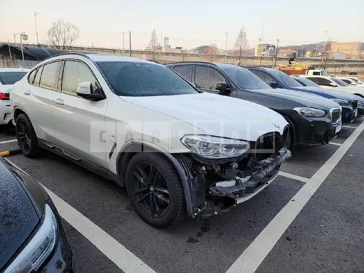 Photo 2 of 45: 2020 BMW X4 xDrive20i, VIN WBA2V9101M9E20736 — Korean insurance auction