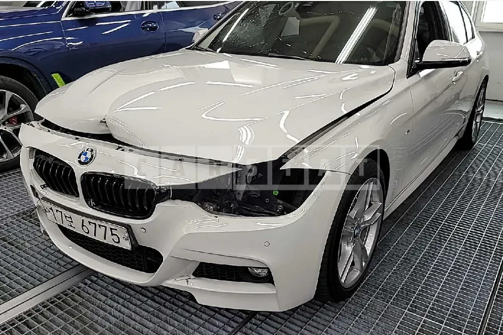 Photo 2 of 23: 2018 BMW 330i, VIN WBA8B9109JA826385 — Korean insurance auction
