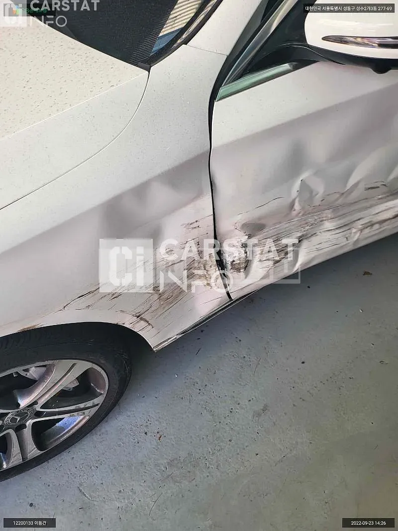 Photo 2 of 26: 2017 Mercedes-Benz E300, VIN WDDZF4JB1JA333984 — Korean insurance auction