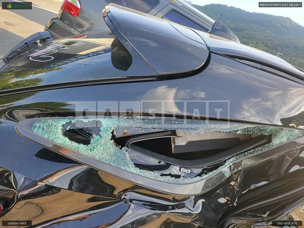 Photo 2 of 36: 2022 Genesis GV70, VIN KMTMA81BDNU060907 — Korean insurance auction