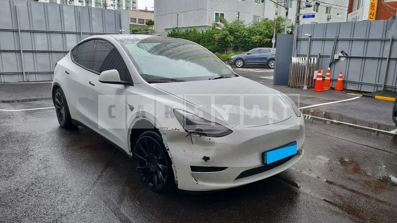 Photo 2 of 17: 2023 Tesla Model Y Long Range, VIN 7SAYGDEE9PF641950 — Korean insurance auction